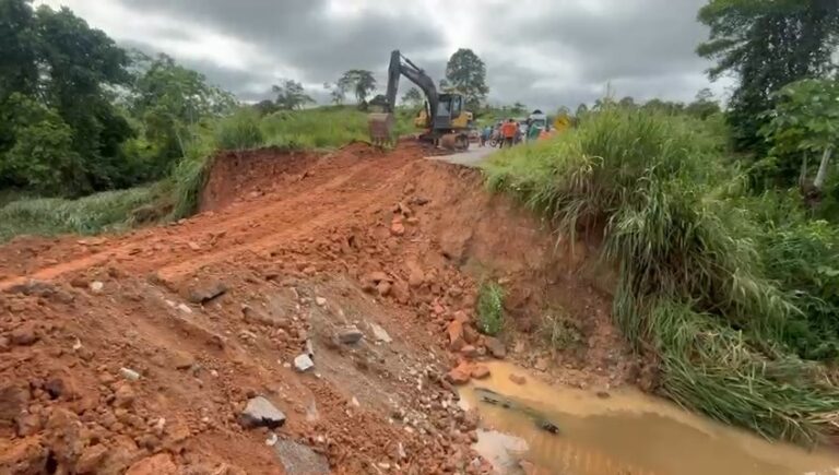 DNIT trabalha na recuperação da BR-364 e prevê liberação do tráfego até o final do dia